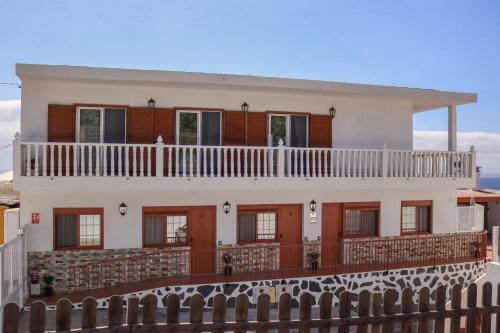 下布雷尼亚Mary (A): Confort y playa.的白色的房子,设有红色的门和阳台