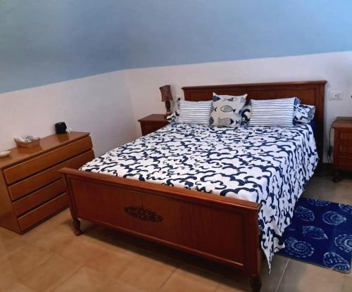 伊斯基亚BeachHouse Ischia的一间卧室配有一张带黑白色棉被的床