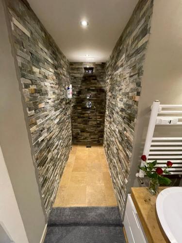 克莱恩 蒙塔纳Luxury apartment的一间带石墙的浴室
