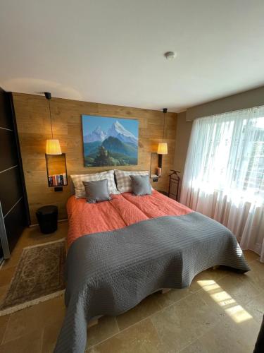 克莱恩 蒙塔纳Luxury apartment的一间卧室配有一张带红色毯子的大床