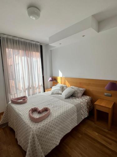 马德里Samaniego suite, AirPort, ifema turístico的一间卧室配有一张床,上面有两只甜甜圈