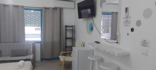 伊维萨镇Coordenadas Ibiza的一间白色的小房间,配有桌子和椅子