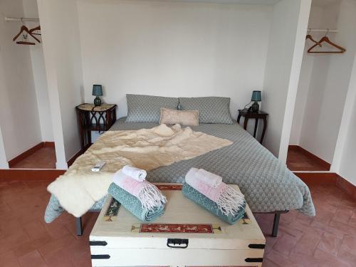 Casa CriscioneVilla Melina lafattoriasecondonoi的一张床上有两个枕头的房间