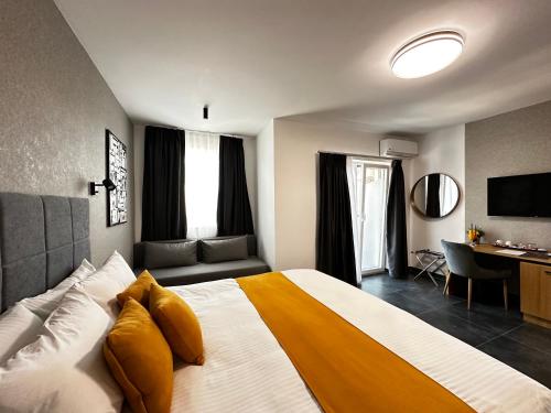 奥赫里德La Vista Luxury Villa的一间卧室配有一张带黄色枕头的大床