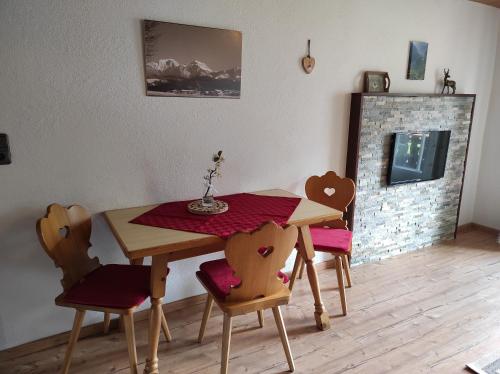 柯尼希斯湖畔舍瑙Gästehaus Vorderwahllehen的一间带桌椅和壁炉的用餐室