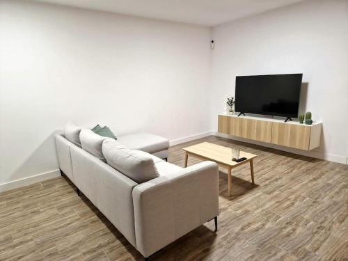 圣克鲁斯-德特内里费Apartamento Vistamar的带沙发和电视的白色客厅