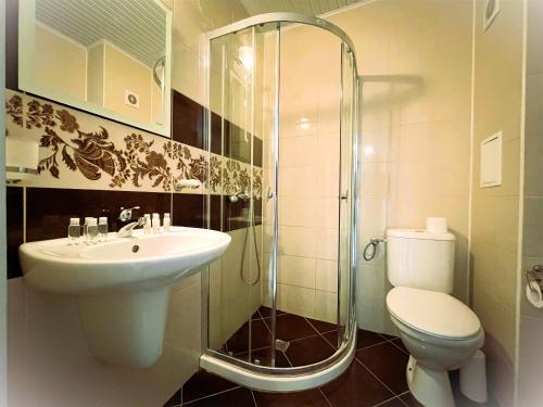 普里莫尔斯科Apartments Stamopolu Lux with pool view的浴室配有卫生间、盥洗盆和淋浴。