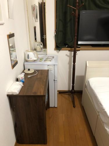 大阪HOSTEL198 Private Room of Second floorーVacation STAY68024v的小房间设有一张桌子和一张床