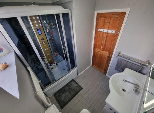 LonghamBeautiful guest house的带淋浴、卫生间和盥洗盆的浴室