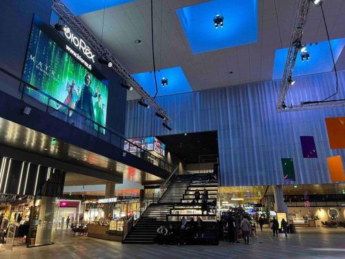 赫尔辛基Brand new modern condo built-in Mall of Tripla的享有购物中心的景致,设有大屏幕
