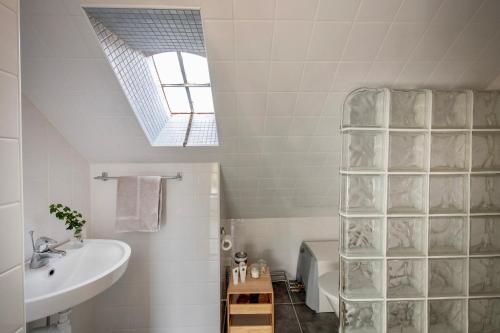 龙讷比Modern house in Ronneby near lake and sea的一间带水槽和卫生间的浴室以及窗户。