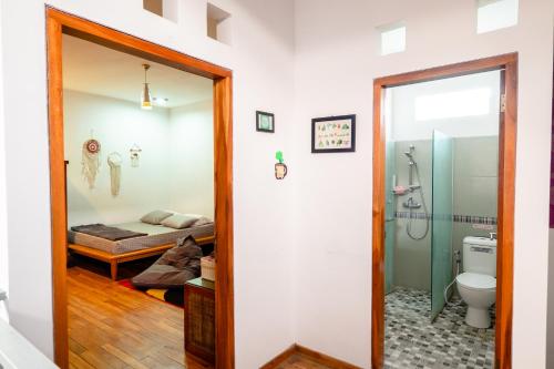 万隆Calda Homestay Syariah的一间带卫生间的浴室和一张位于客房内的床。