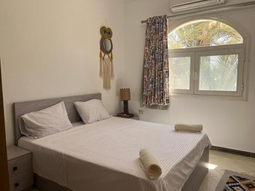 达哈布Beit Tolba的一间卧室设有一张大床和窗户