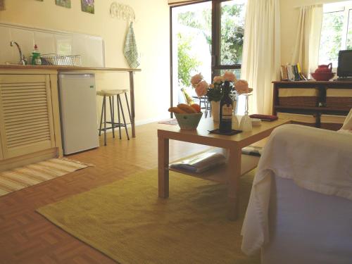 绍萨尔Casa Flora Loft Studio的一间带桌子的客厅和一间厨房