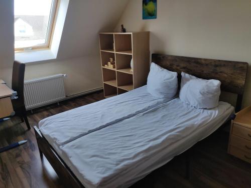柏林Modern townhouse, quiet and close to the centre.的一间卧室配有带白色床单和枕头的床。