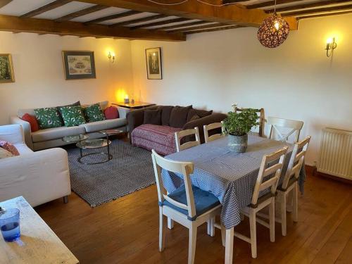 GreywellAnnex at Southfields in idyllic Hampshire village的客厅配有桌子和沙发