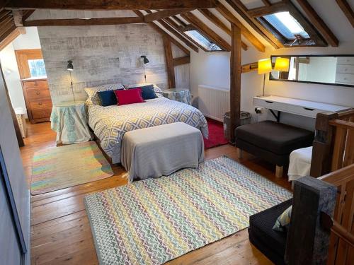 GreywellAnnex at Southfields in idyllic Hampshire village的一间卧室配有一张床和一张书桌