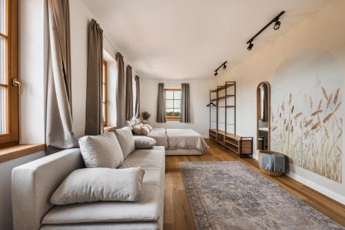 保洛兹瑙克PALO Borbirtok - Bed and Wine的客厅配有沙发和1张床