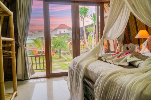 金塔马尼Pondok Bali Cottage的一间卧室设有一张床,享有海景