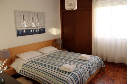 法鲁Sea View Apartment的一间卧室配有一张床,上面有两条毛巾
