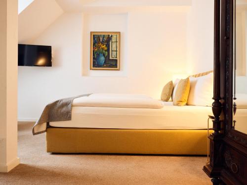 柏林林登乌法酒店的卧室配有一张床