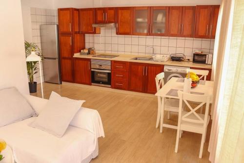 下布雷尼亚Beatriz (C): Tranquilidad y playa.的带沙发和桌子的厨房以及带厨房的厨房。