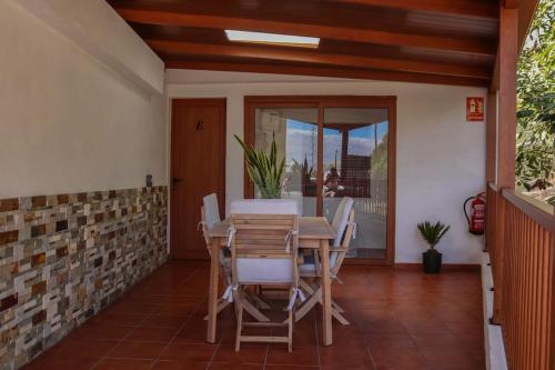 下布雷尼亚Mercedes (E): Campo y playa.的庭院内带桌椅的用餐室