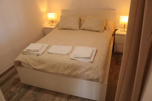下布雷尼亚Mercedes (E): Campo y playa.的一间小卧室,配有带毛巾的床