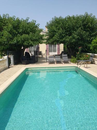 艾居厄河畔卡马勒Villa Gesinacris avec piscine的庭院里的一个蓝色海水游泳池