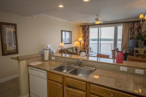 奥兰多蓝苍鹭海滩度假酒店的一个带水槽的厨房和一间客厅