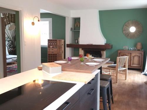 内维兹Bonheur dans le Finistère cosy jardin 2-8 pers的厨房配有桌子和台面