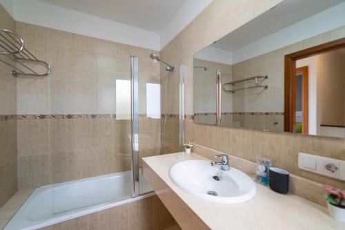 普拉亚布兰卡Villa Ariana Playa Blanca的一间带水槽、淋浴和镜子的浴室