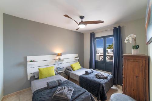 普拉亚布兰卡Villa Ariana Playa Blanca的一间带两张床和一张沙发的客厅