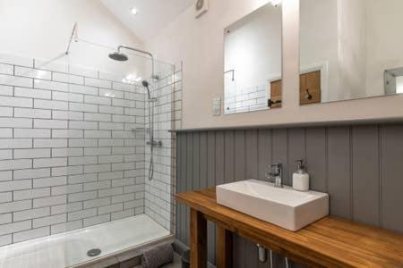 Saint KeyneGilliflower 1 bedroom cottage at Trethwale Barns Holiday Home的浴室配有白色水槽和淋浴。