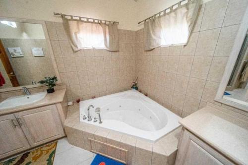 Lance aux ÉpinesSweet Home Grenada Caribbean的一间带大浴缸和水槽的浴室