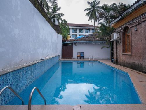 安君纳Madpackers Goa的建筑物一侧的游泳池