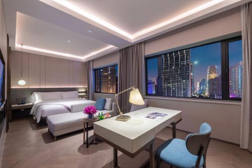 广州外商艺龙酒店（广州珠江新城店）的配有一张床和一张书桌的酒店客房