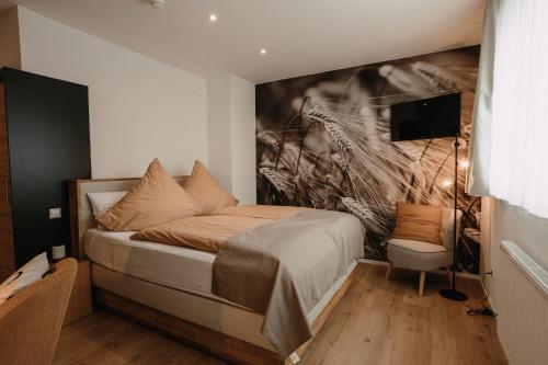 GerabronnBoutique Hotel Haus Marie的一间卧室配有一张壁画床