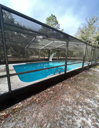 克里斯特尔里弗Sunrise Hideaway的一座带玻璃墙的建筑中的游泳池