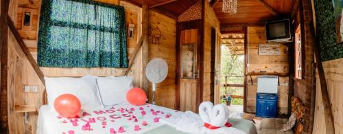 西波山Pousada Kafofinho da Serra的一间卧室,床上配有红色气球床