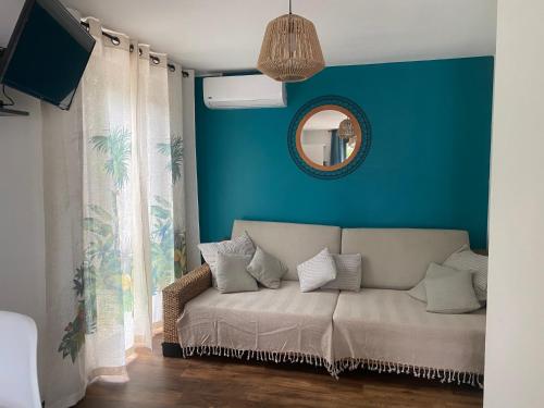 圣皮埃尔Le Palan的蓝色墙壁的房间里一张沙发