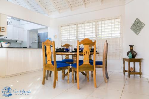 银沙Sea Miracle Villa/Beach Cottage的厨房以及带桌椅的用餐室。