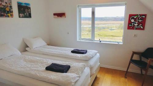 KjarnholtMengi Countryside的带窗户的客房内设有两张单人床。