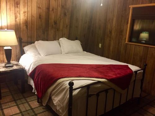 Wofford HeightsTillie Creek Retreat: a Creekside Oasis的木墙客房内的一张大床