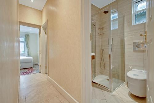 伦敦Noel Road的一间带卫生间和淋浴的浴室