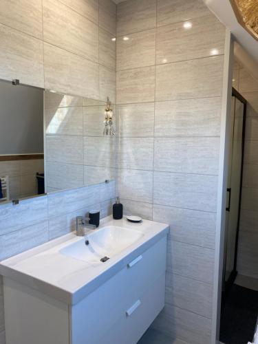 奥尔比LA CASA的浴室设有白色水槽和镜子