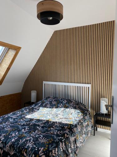 奥尔比LA CASA的一间卧室设有一张床和木墙