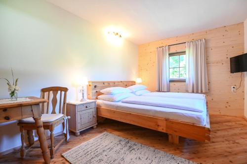斯拉德明奥尔豪夫酒店的一间卧室配有一张床、一张书桌和一个窗户。