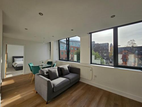 曼彻斯特Brand New Trafford Apartment的带沙发和大窗户的客厅