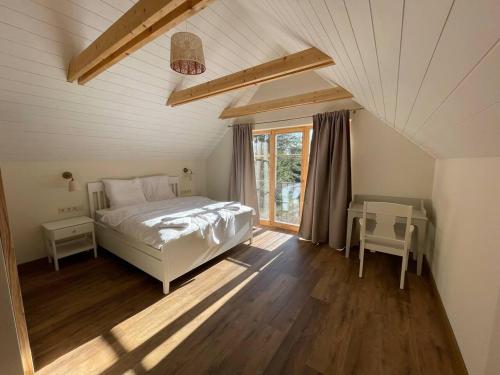 PitragutsiyemeLuxury Villa Pitraga Viļņi的卧室配有白色的床和窗户。